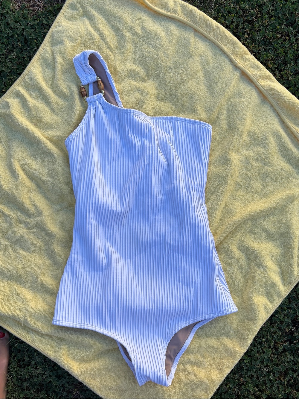 So De Mel White Ribbed One-Shoulder Swim Top with Buckle